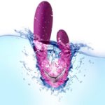 imagine cu vibratorul Svakom Vesper Strong scufundat in apa