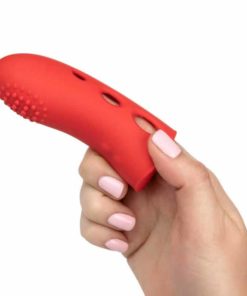 Despre acest Stimulator Clitoris Marvelous Arouser CalExotics Femininul Stimulator Clitoris Marvelous Arouser CalExotics iti ofera plaere incredibila ce iti va inmuia genunghii! Vibratorul de deget complet autonom va fi cu siguranta noul tau accesoriu secret cu stimulare precisa si vibratii cu acoperire completa. Marvelous Arouser de la CalExotics iti indeplineste toate fanteziile cu 10 functii de vibratie si textura poroasa. Forma conturata a vibratorului pentru deget si siliconul ultra-moale sunt facute pentru ca tu sa-ti poti explora cu usurinta toate zonele intime sensibile. Suprafata texturata si corpul conturat va permit sa simtiti vibratii palpitante din orice unghi doriti. Gasiti setarea preferata prin atingerea simpa a unui buton in timp ce parcurgeti 10 functii puternice de vibratie, pulsatie si escaladare. Marvelous Arouser este reincarcabil USB ceea ce va permite sa imbratisati pana la 55 de minute de placere, la viteza ridicata sau 75 de minute de stimulare la intensitate redusa. Incarcati-va Vibratorul de deget in numai 1 ora conectand cablul USB furnizat la portul de incarcare autosigilat de pe spatele stimulatorului clitoris. Dimensiunile reduse si compacte il face partenerul perfect de calătorie, permitandu-va sa imbratisati placere radianta oriunde va duc fanteziile. Caracteristici Stimulator Clitoris: Diametru: 3.75 cm Lungime: 10 cm Material: Silicon 10 functii puternice de vibratie Reincarcabil USB Timp de incarcare: 1 ora Timp de joc: 75 minute Culoare: Portocaliu