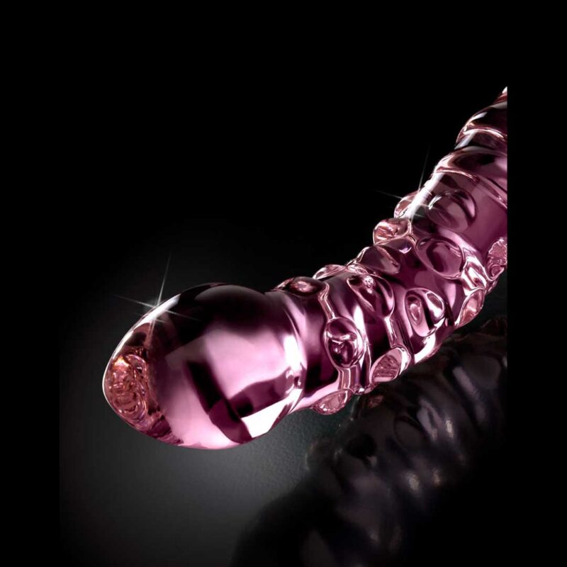 Dildo Sticla Icicles No 55 Pink - Placere pura, senzatii de neuitat.

Dildo Sticla Icicles No 55 Pink este un dildo realizat integral din sticla, cu un design inovator cu doua capete. Fiecare capat are o forma conica, pentru o insertie usoara, in timp ce capetele bulbucate asigura o stimulare de exceptie. Curbele sale sunt special concepute pentru a atinge cu precizie punctele G sau P, oferind o placere exploziva.

Acest dildo de sticla, hipoalergenic si non-poros, este un accesoriu intim 100% sigur pentru corp. Materialul este usor de curatat si, cu o ingrijire corecta, este proiectat sa reziste o viata intreaga. Fiecare capat are o textura unica, cu nervuri si spirale in relief, care ofera posibilitati nelimitate de placere.

Folosirea unui dildo de sticla iti permite sa experimentezi senzatii termice deosebite. Il poti incalzi in apa calda sau il poti raci in frigider, pentru a-ti diversifica experientele intime. Suprafata sa fina si detaliile sculptate ofera o senzatie de lux si o placere intensa la fiecare miscare.

Ghid de utilizare pentru o placere exploziva
Pentru o experienta sigura si placuta, foloseste intotdeauna un lubrifiant pe baza de apa. Aplica-l generos pe dildo si pe zonele intime. Datorita designului cu doua capete, poti explora diferite senzatii si texturi, pentru a descoperi ce iti ofera cea mai mare placere.

Datorita faptului ca este non-poros, dildo-ul de sticla se curata foarte usor. Spala-l inainte si dupa fiecare utilizare cu apa calda si sapun antibacterian. Poti folosi si o solutie speciala de curatare pentru a-l dezinfecta.

Pastreaza dildo-ul in ambalajul original sau intr-un saculet special, pentru a evita spargerea sau ciobirea. Depoziteaza-l intr-un loc curat si uscat, ferit de praf.

Detalii si specificatii produs
Culoare: Roz

Dimensiuni: 19.5 cm (lungime) x 3.5 cm (diametru)

Material: Sticla

Caracteristici speciale: Rezistent la apa, stimulare punct G sau P, design cu doua capete, textura nervurata si in relief

Transforma placerea in arta. Alege Dildo Sticla Icicles No 55 Pink.